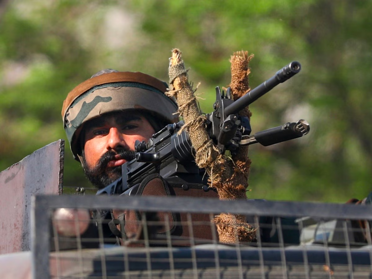 Pakistan ने फिर तोड़ा सीजफायर, भारतीय सेना ने दिया मुंहतोड़ जवाब Pakistan ने फिर तोड़ा सीजफायर, भारतीय सेना ने दिया मुंहतोड़ जवाब